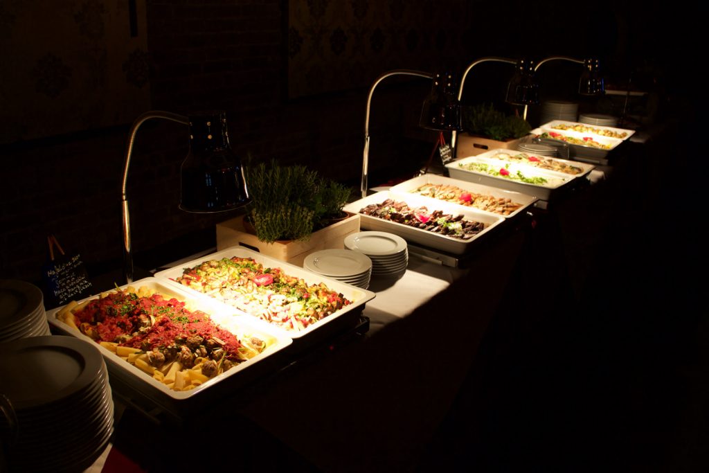 Imposante Ausleuchtung des Buffets
